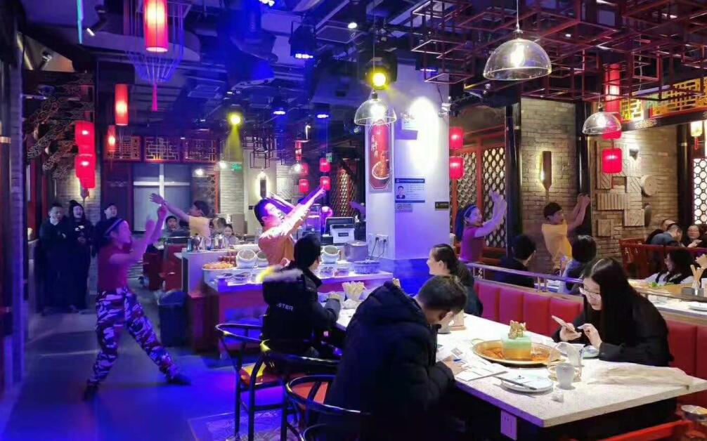 一年四季都排隊的火鍋店，到底有什么技巧？